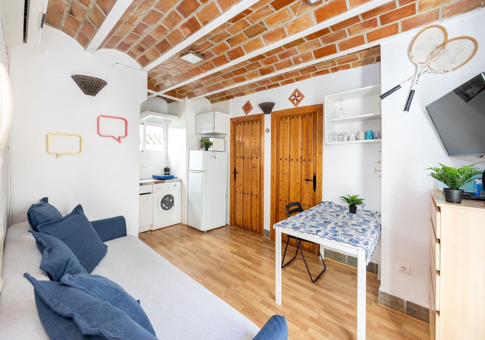 Hotel de 10 habitaciones en Granada ciudad en venta - 1.900.000 € (Ref: 9743165)