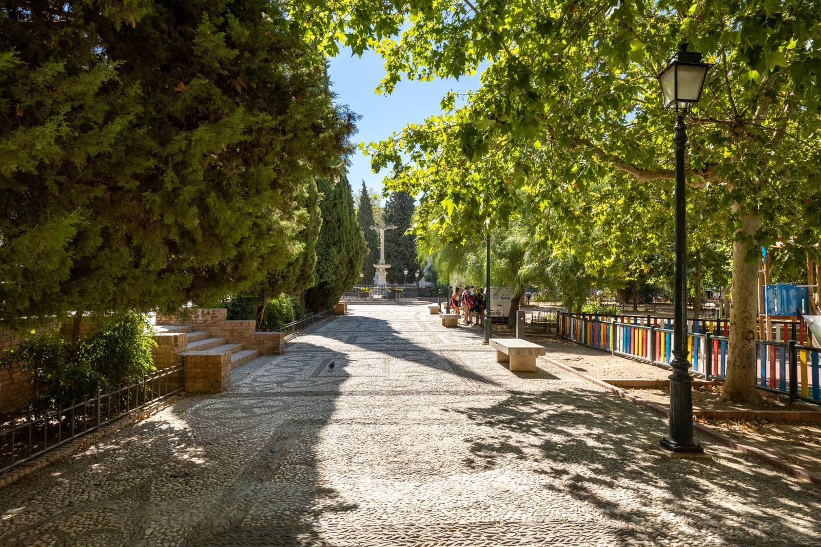 Hotel de 10 habitaciones en Granada ciudad en venta - 1.900.000 € (Ref: 9743165)