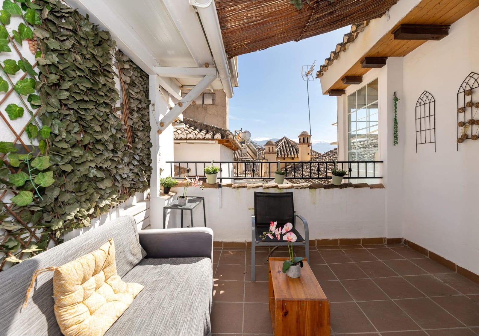 Hotel de 10 habitaciones en Granada ciudad en venta - 1.900.000 € (Ref: 9743165)