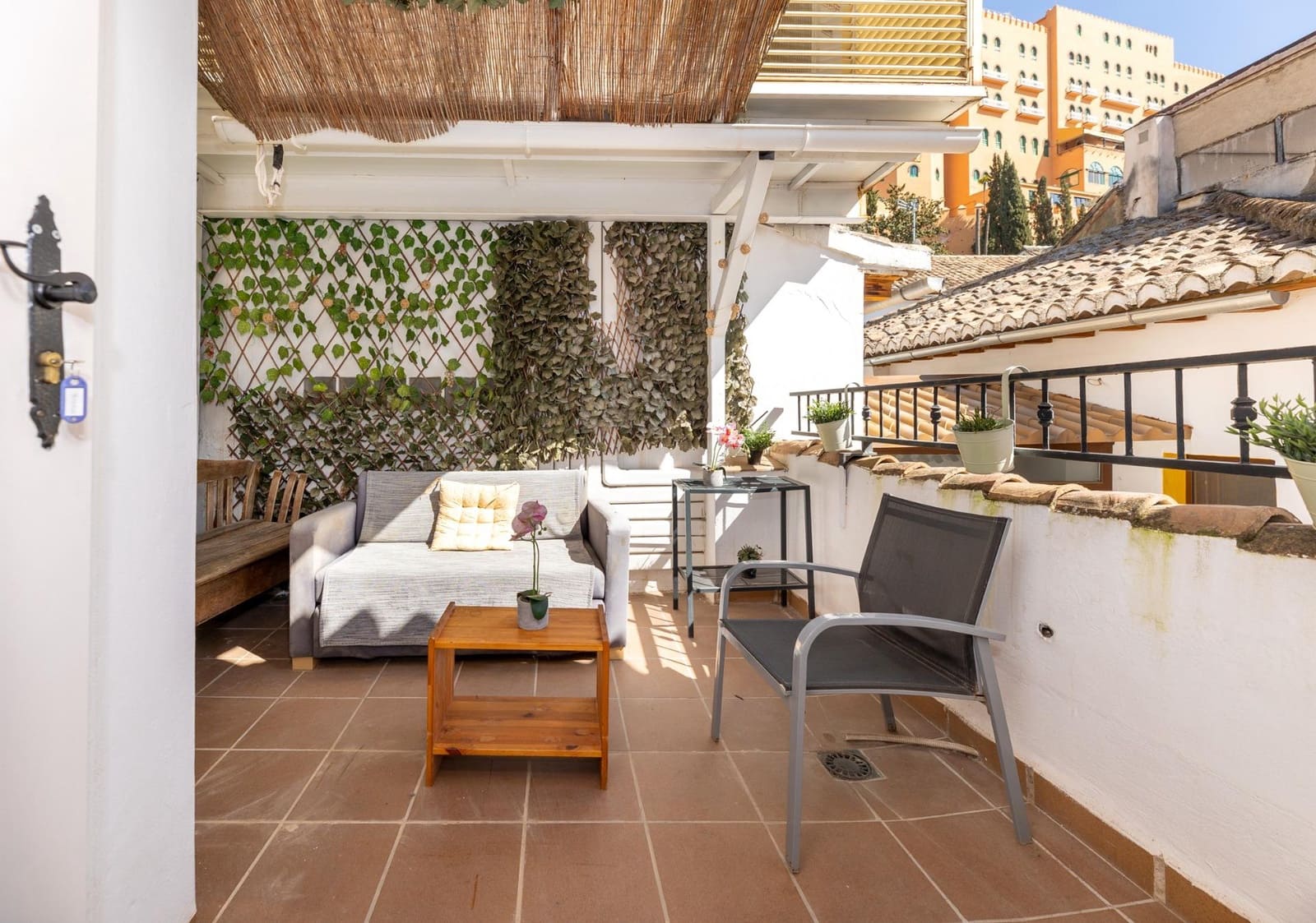 Hotel de 10 habitaciones en Granada ciudad en venta - 1.900.000 € (Ref: 9743165)