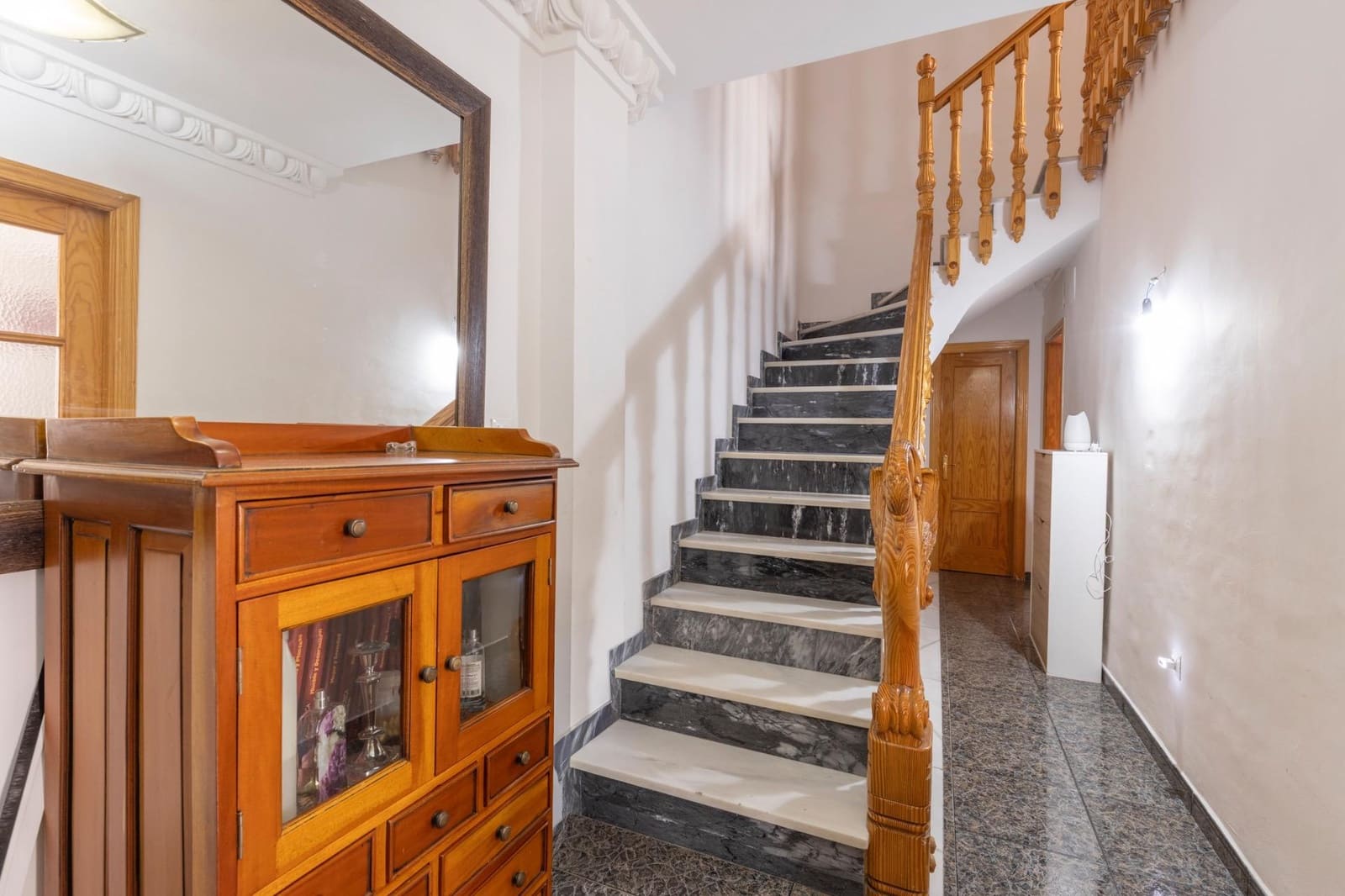 4 bedroom Semi-detached Villa for sale in Atarfe with garage - € 299,000 (Ref: 9778279)