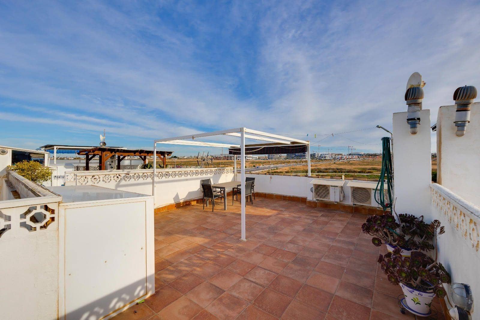 Bungalow de 3 habitaciones en Torrevieja en venta con piscina - 139.969 € (Ref: 9799688)