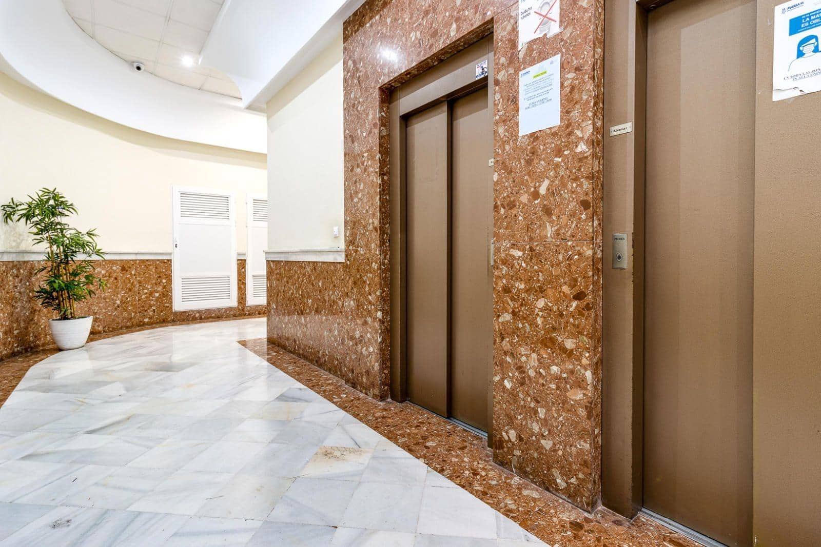 Apartamento de 2 habitaciones en Torrevieja en venta con piscina garaje - 144.969 € (Ref: 9799691)