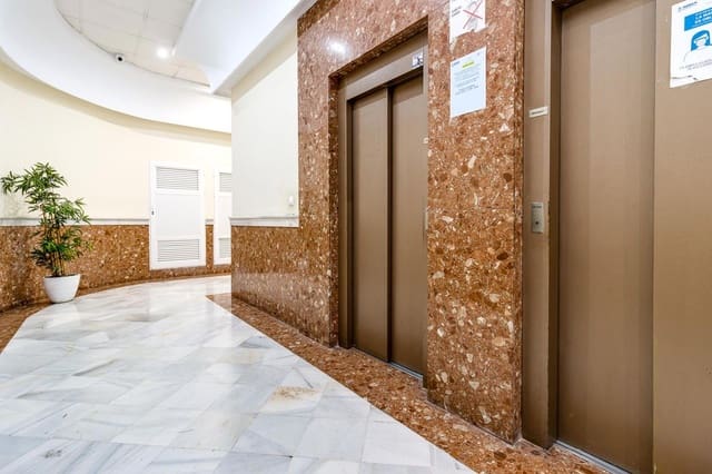 Apartamento de 2 habitaciones en Centro, Torrevieja en venta con piscina garaje - 144.969 € (Ref: 9799691)