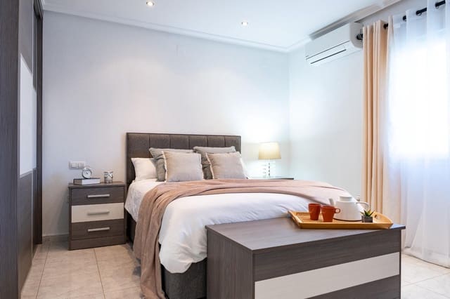 3 soveværelse Villa til salg i Playa Flamenca, Orihuela med swimmingpool garage - € 585.000 (Ref: 9799742)