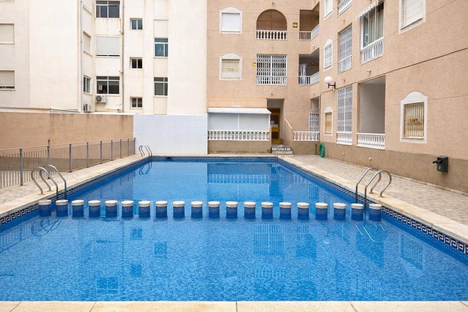 2 Zimmer Apartment zu verkaufen in Torrevieja mit Pool - 136.900 € (Ref: 9799747)