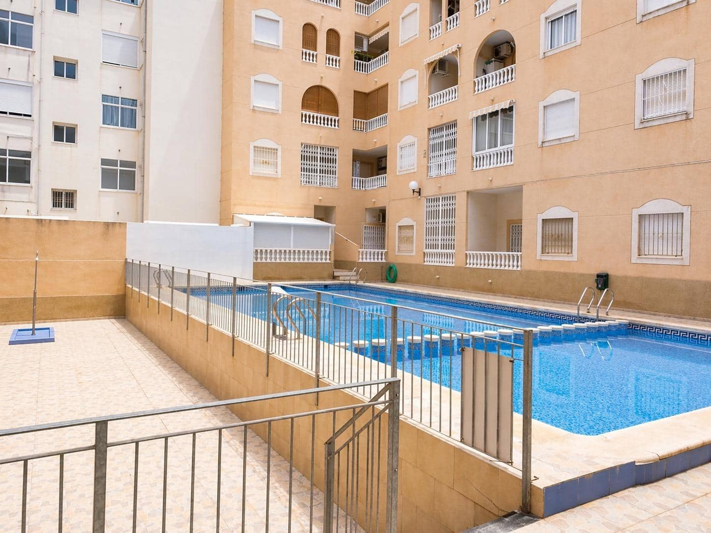 2 Zimmer Apartment zu verkaufen in Torrevieja mit Pool - 136.900 € (Ref: 9799747)