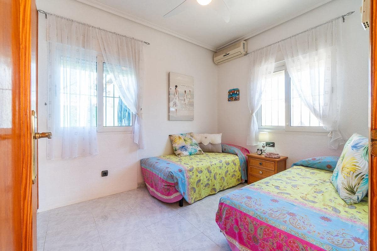 Chalet de 3 habitaciones en La Zenia en venta con piscina garaje - 640.000 € (Ref: 9799758)