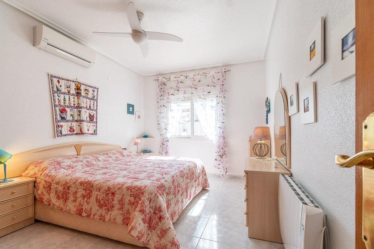 Chalet de 3 habitaciones en La Zenia en venta con piscina garaje - 640.000 € (Ref: 9799758)