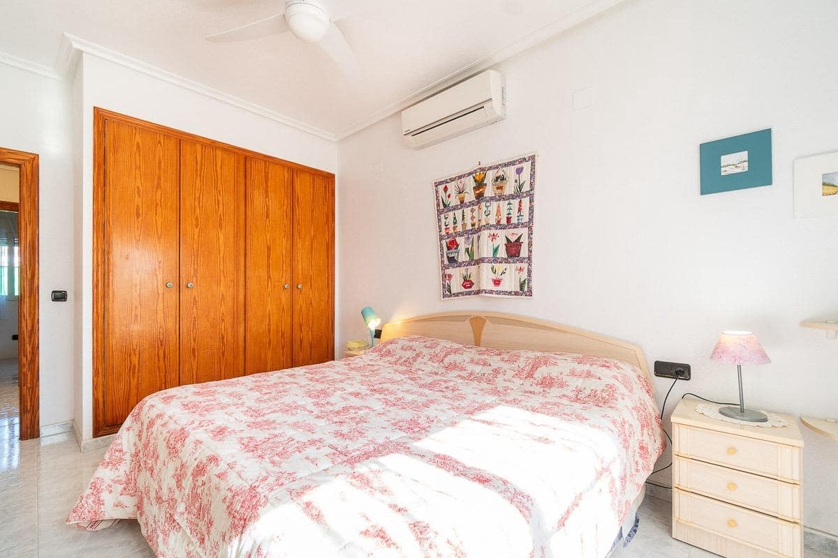 Chalet de 3 habitaciones en La Zenia en venta con piscina garaje - 640.000 € (Ref: 9799758)