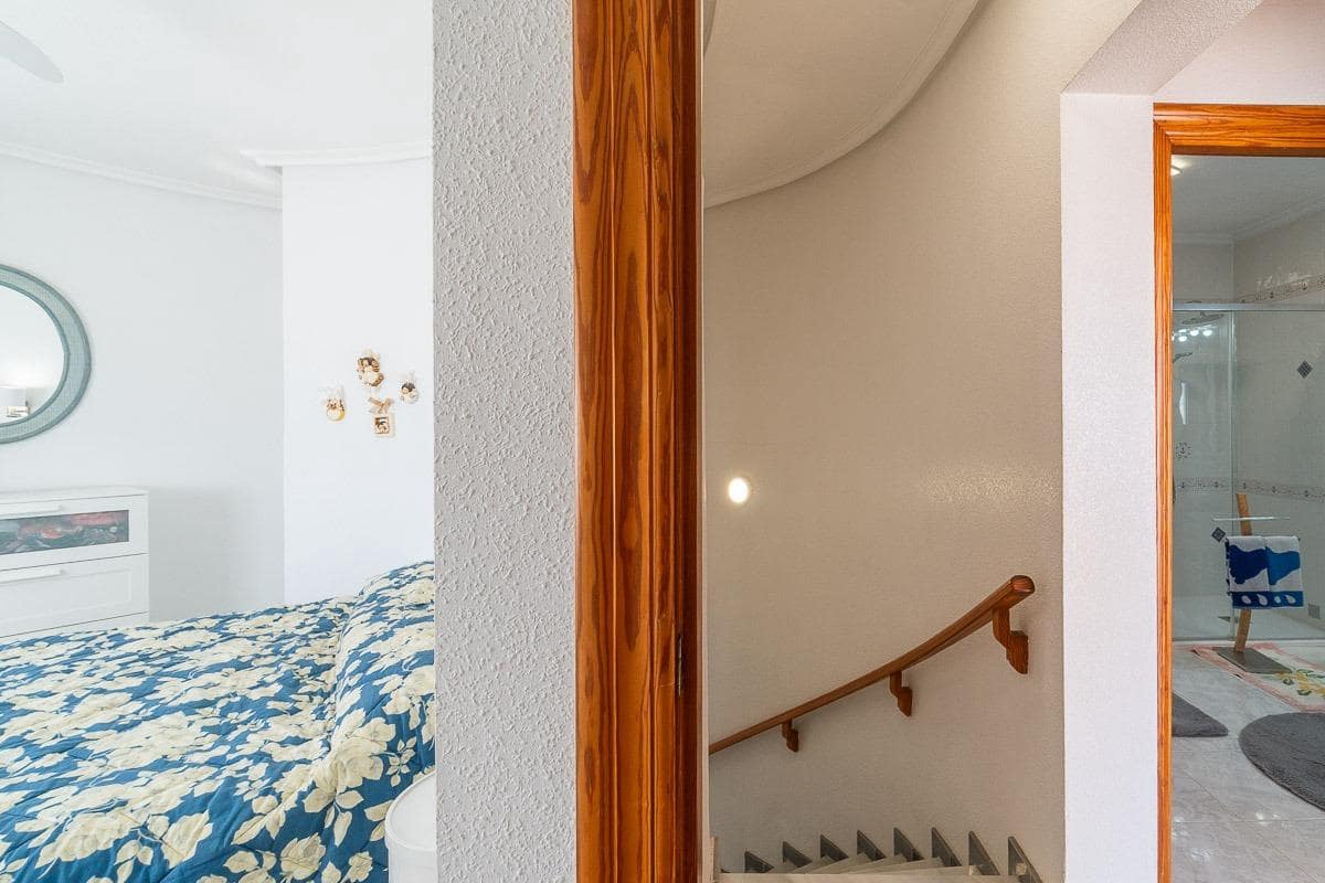 Chalet de 3 habitaciones en La Zenia en venta con piscina garaje - 640.000 € (Ref: 9799758)