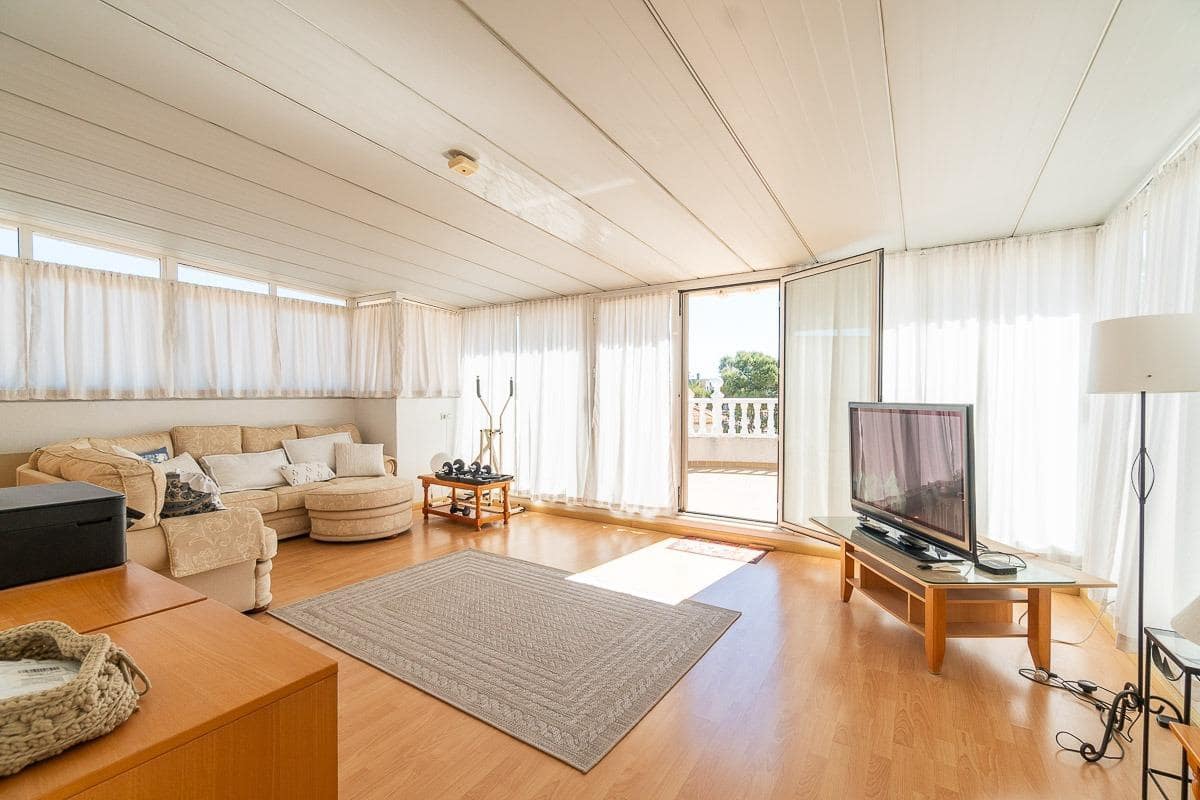 Chalet de 3 habitaciones en La Zenia en venta con piscina garaje - 640.000 € (Ref: 9799758)