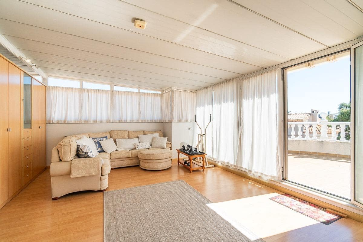 Chalet de 3 habitaciones en La Zenia en venta con piscina garaje - 640.000 € (Ref: 9799758)