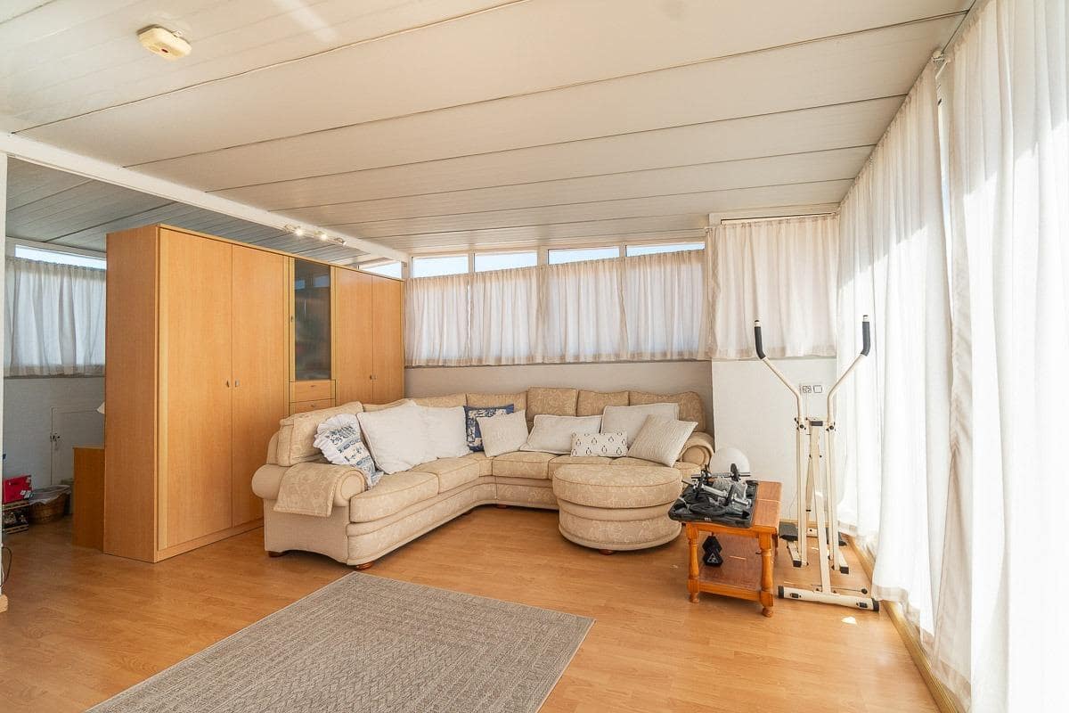 Chalet de 3 habitaciones en La Zenia en venta con piscina garaje - 640.000 € (Ref: 9799758)