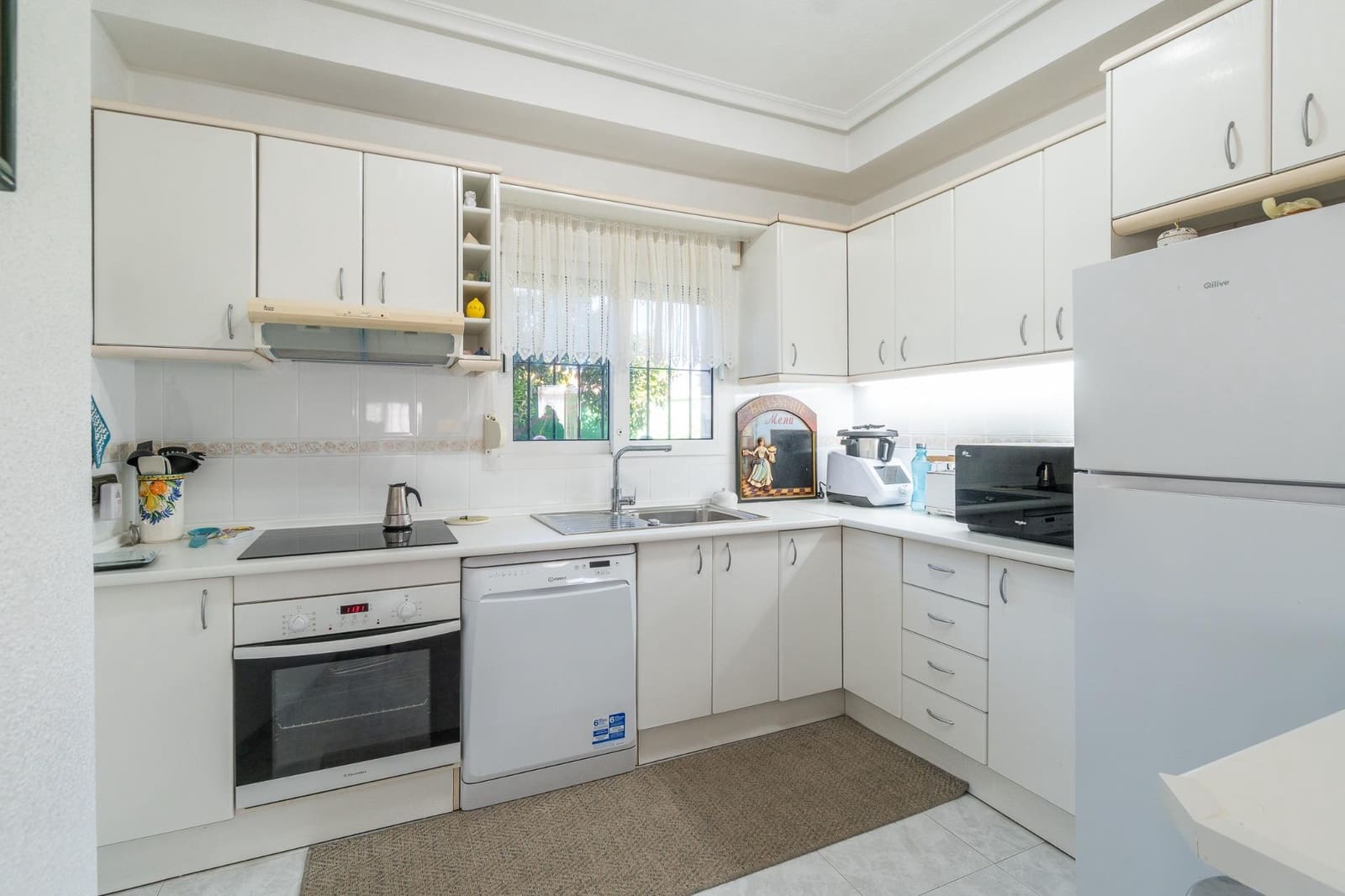 Chalet de 3 habitaciones en La Zenia en venta con piscina garaje - 640.000 € (Ref: 9799758)