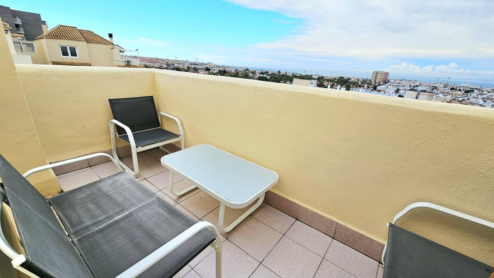 Piso de 1 habitación en Torrevieja en venta con piscina - 117.260 € (Ref: 9799872)
