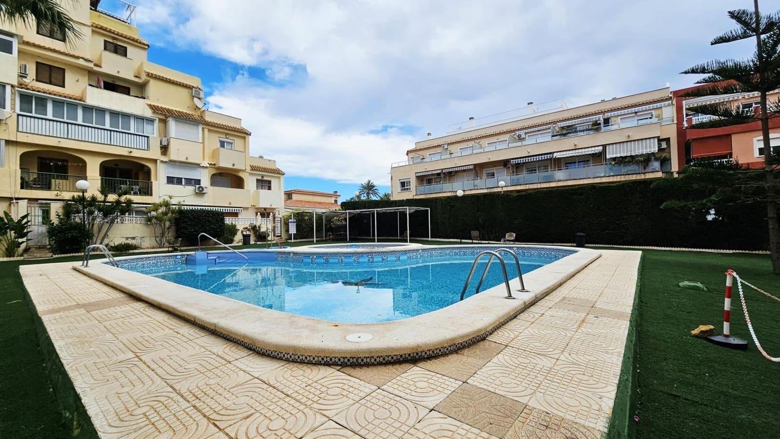 Piso de 1 habitación en Torrevieja en venta con piscina - 117.260 € (Ref: 9799872)