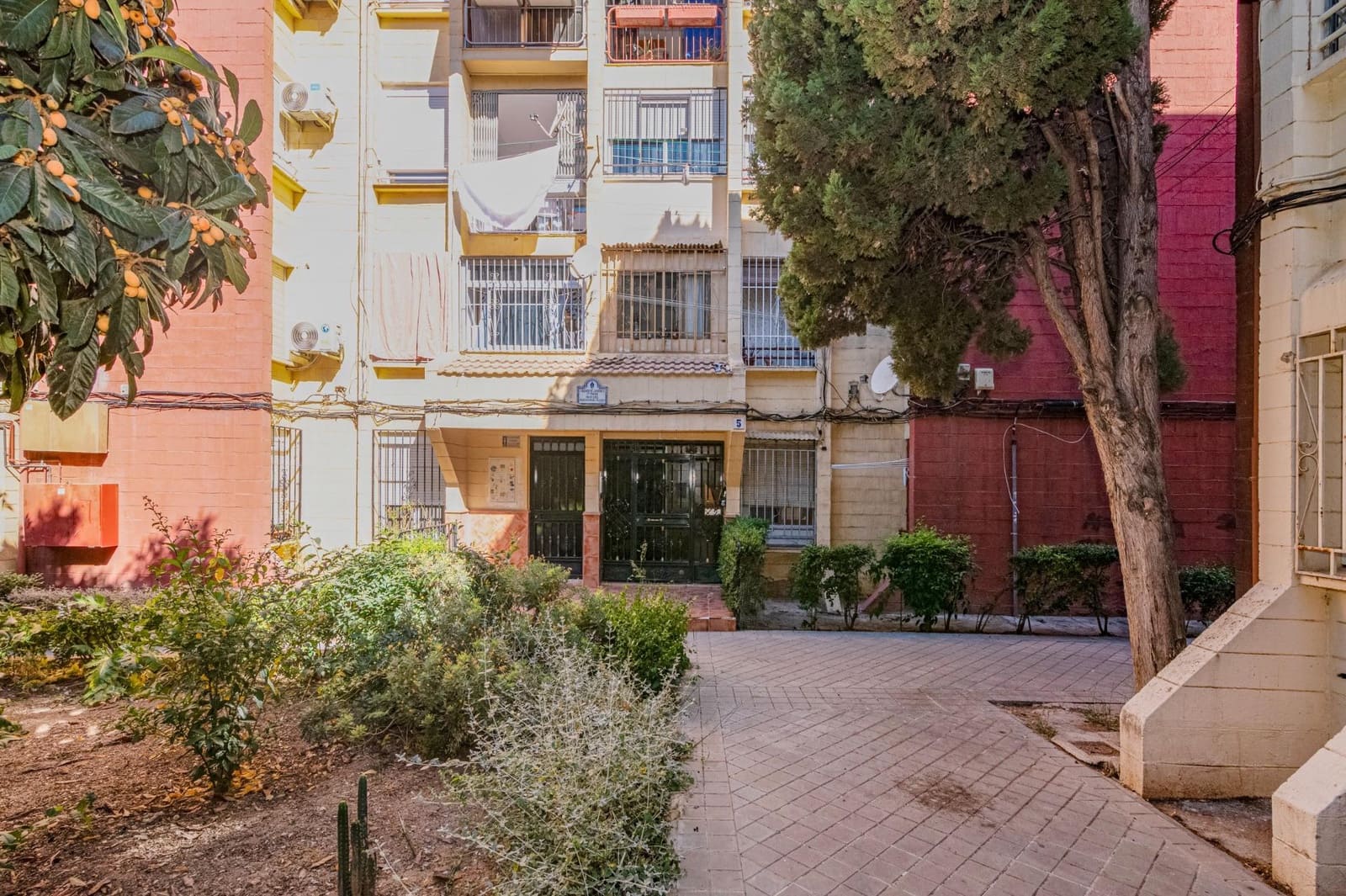 5 bedroom Flat for sale in Granada city - € 135,000 (Ref: 9924664)