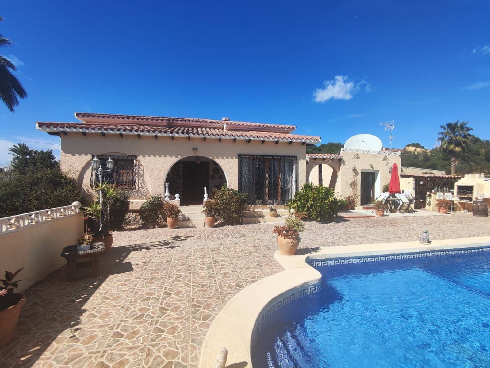 4 sypialnia Willa na sprzedaż w Alfaz del Pi / L'Alfas del Pi z basenem garażem - 595 000 € (Ref: 7432769)