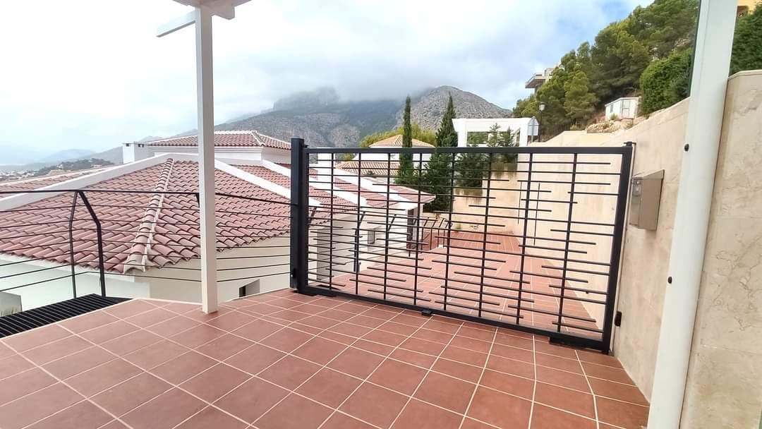 4 makuuhuone Huvila myytävänä paikassa Altea mukana uima-altaan 
autotalli - 2 450 000 € (Ref: 7787482)