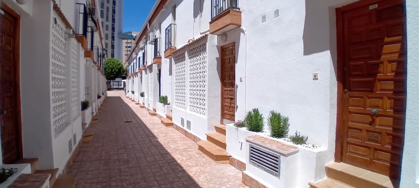 2 soverom Kjedet enebolig til salgs i Benidorm med svømmebasseng - € 235 000 (Ref: 8268814)