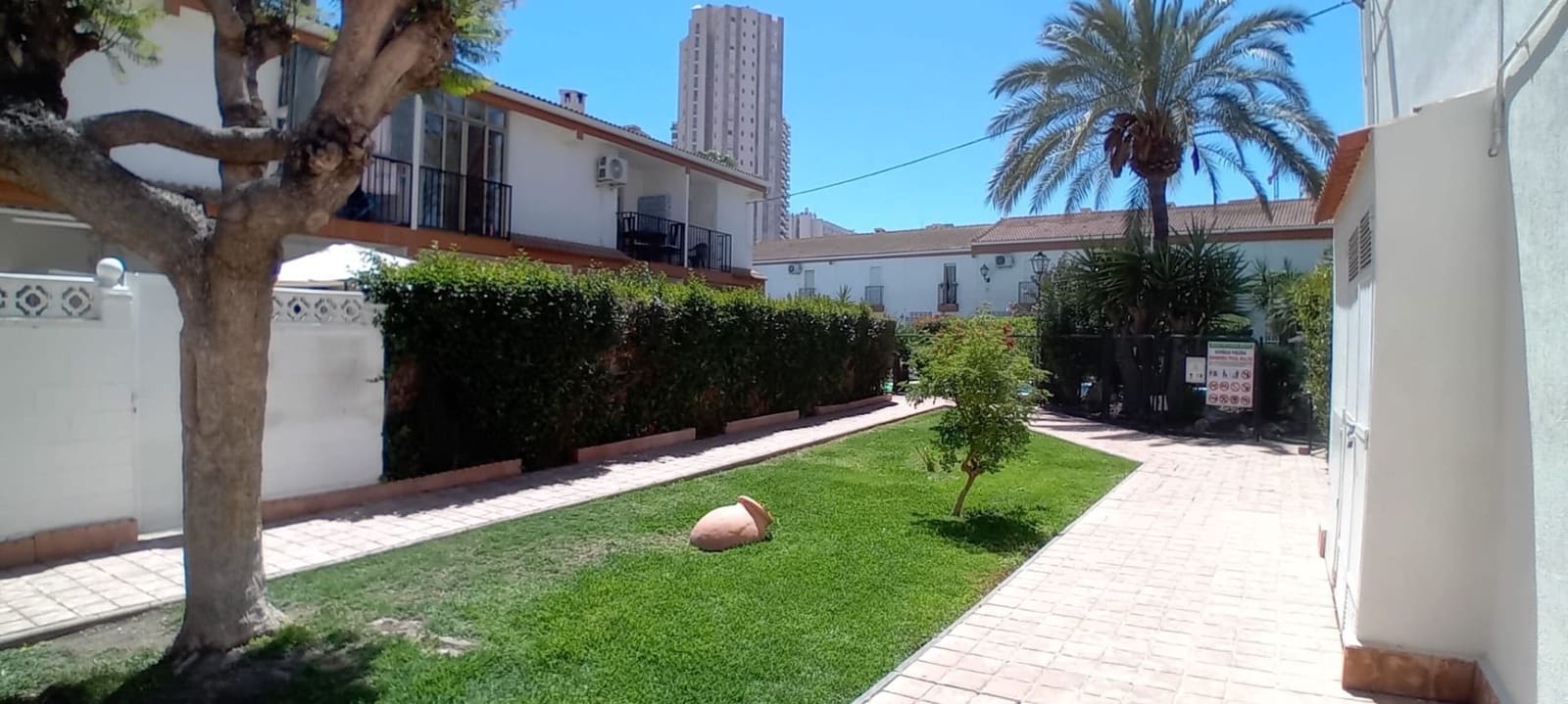 2 soverom Kjedet enebolig til salgs i Benidorm med svømmebasseng - € 235 000 (Ref: 8268814)