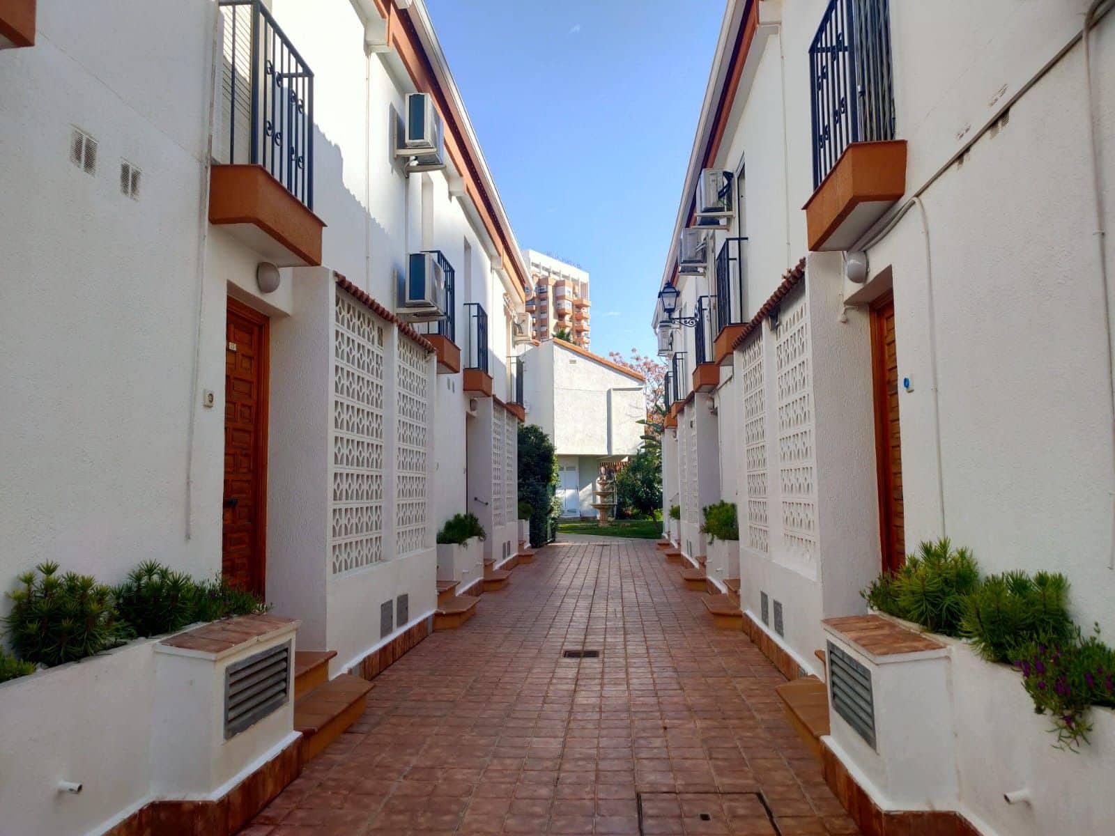 2 soverom Kjedet enebolig til salgs i Benidorm med svømmebasseng - € 229 000 (Ref: 8815446)