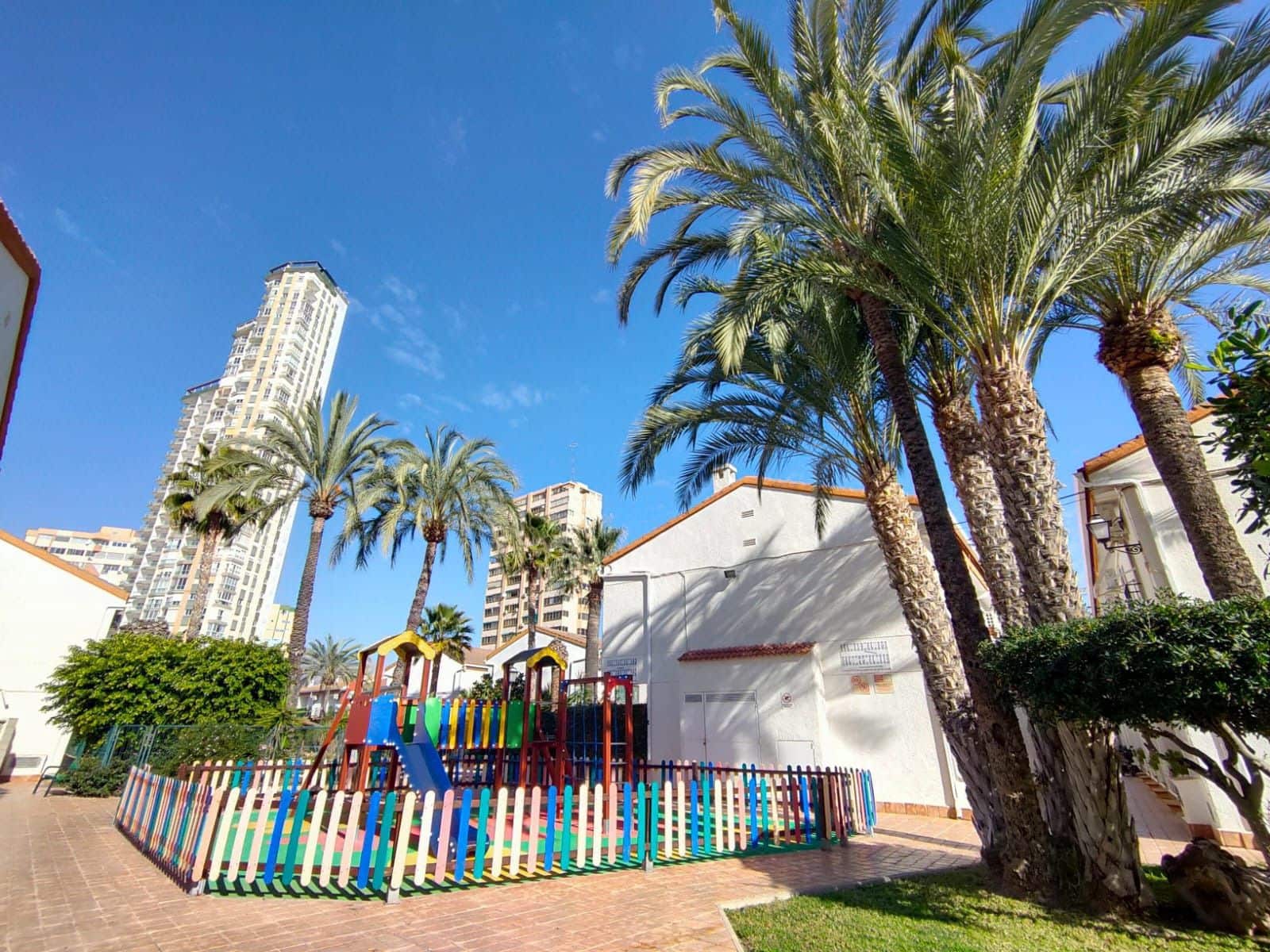 2 soverom Kjedet enebolig til salgs i Benidorm med svømmebasseng - € 229 000 (Ref: 8815446)