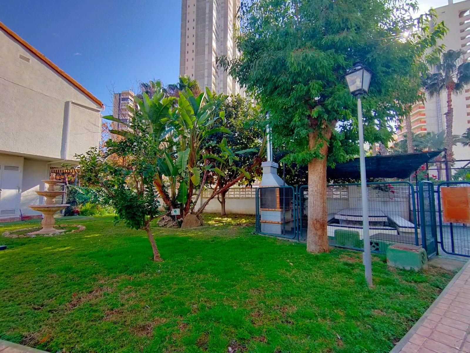 2 soverom Kjedet enebolig til salgs i Benidorm med svømmebasseng - € 229 000 (Ref: 8815446)