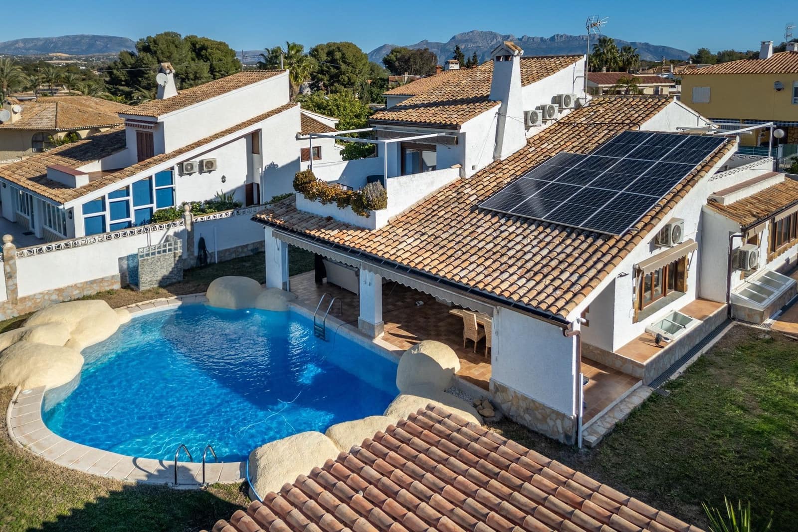 6 sypialnia Willa na sprzedaż w Benidorm z basenem garażem - 795 000 € (Ref: 8845355)