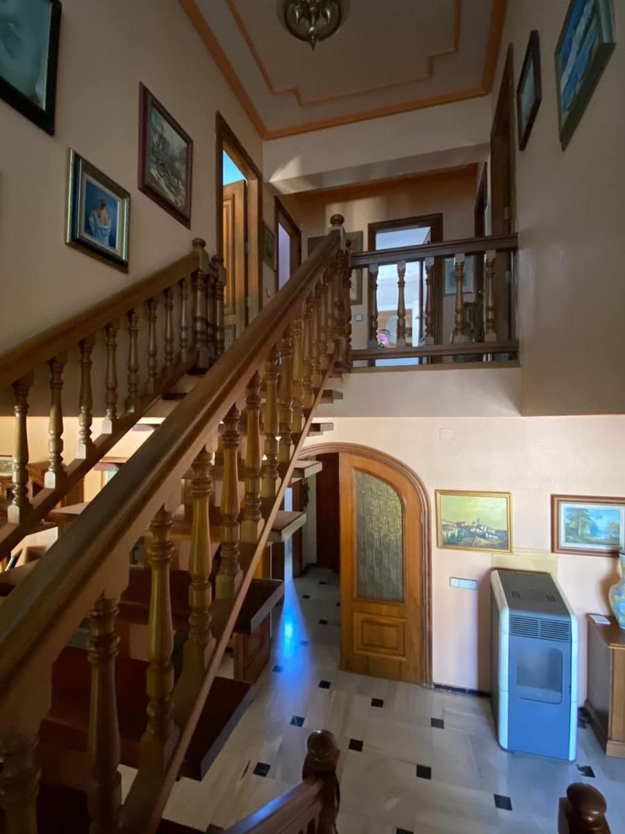 6 bedroom Villa for sale in La Nucia with pool garage - € 625,000 (Ref: 9610849)