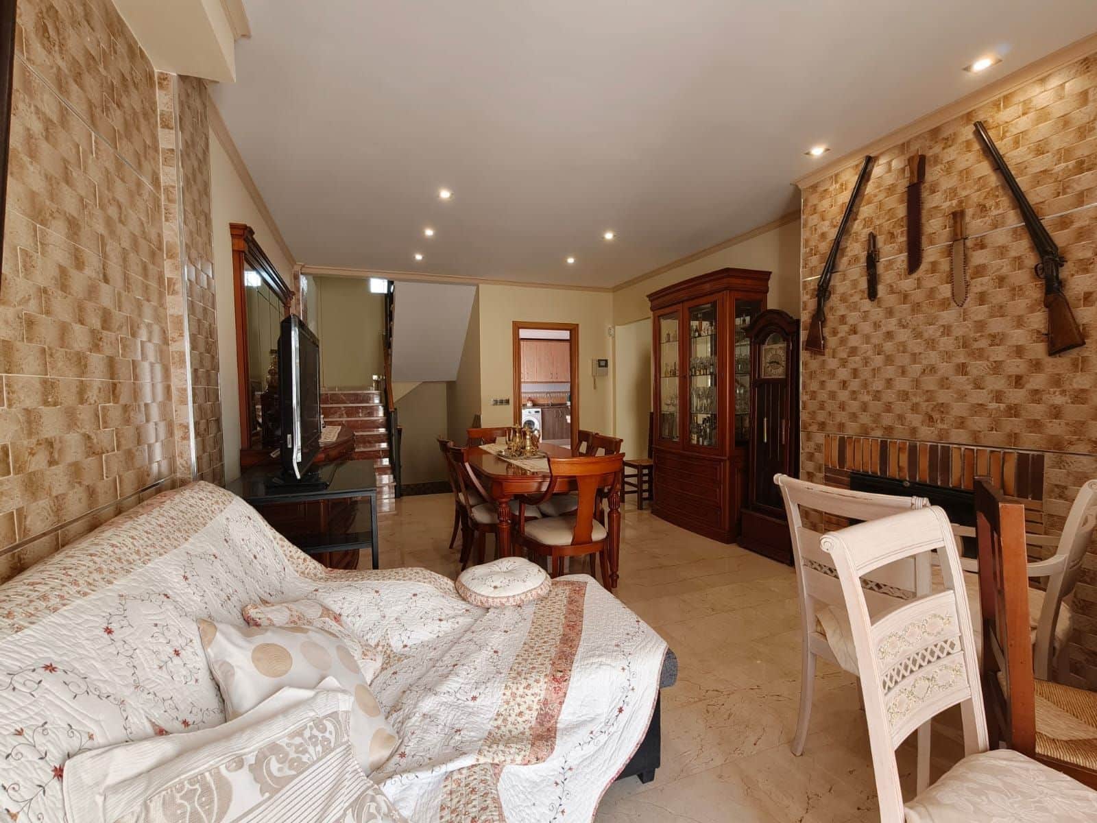 4 quarto Moradia Geminada para venda em La Nucia com garagem - 307 000 € (Ref: 9673841)