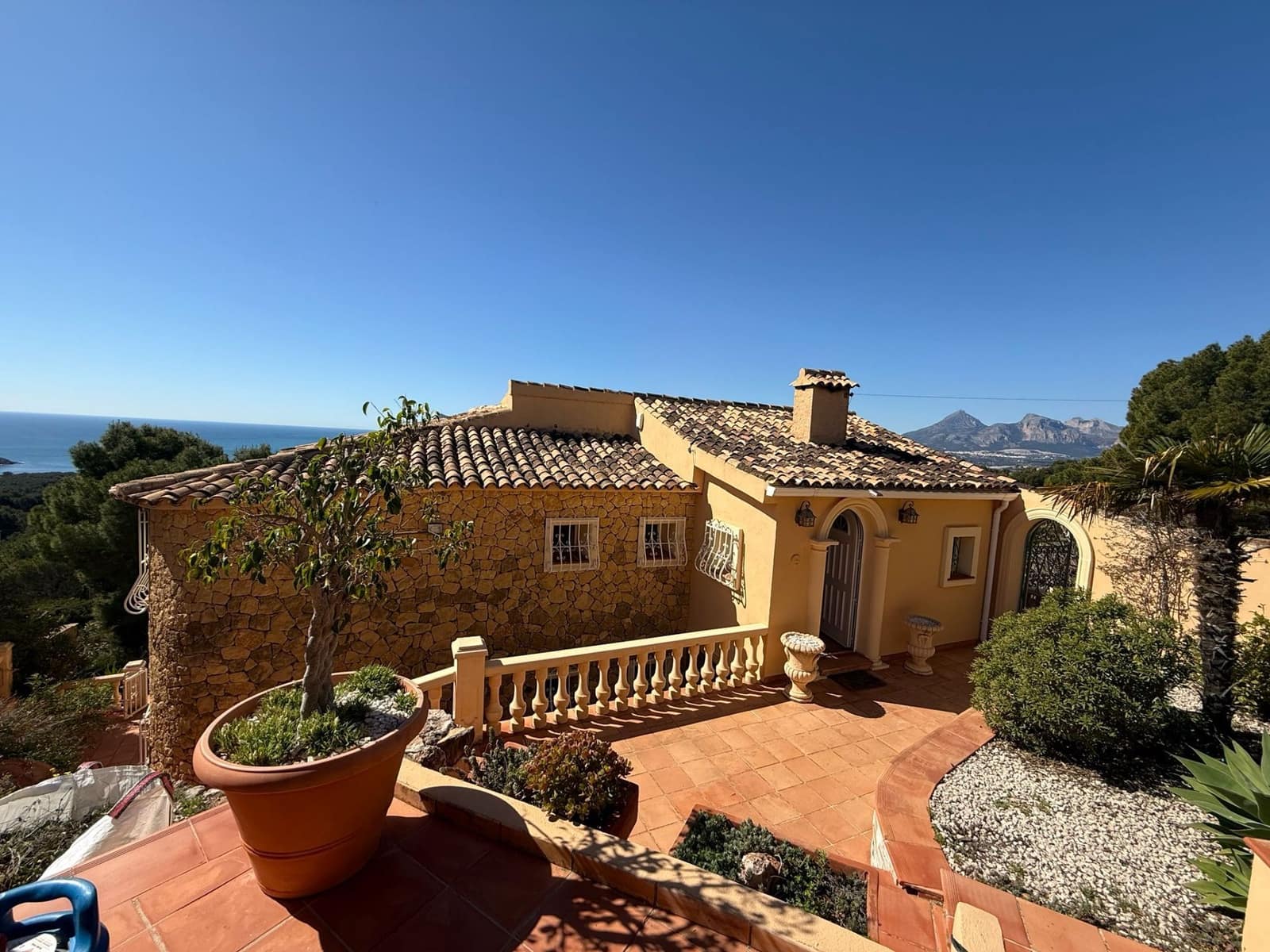 4 bedroom Villa for sale in Altea with pool garage - € 920,000 (Ref: 9686093)