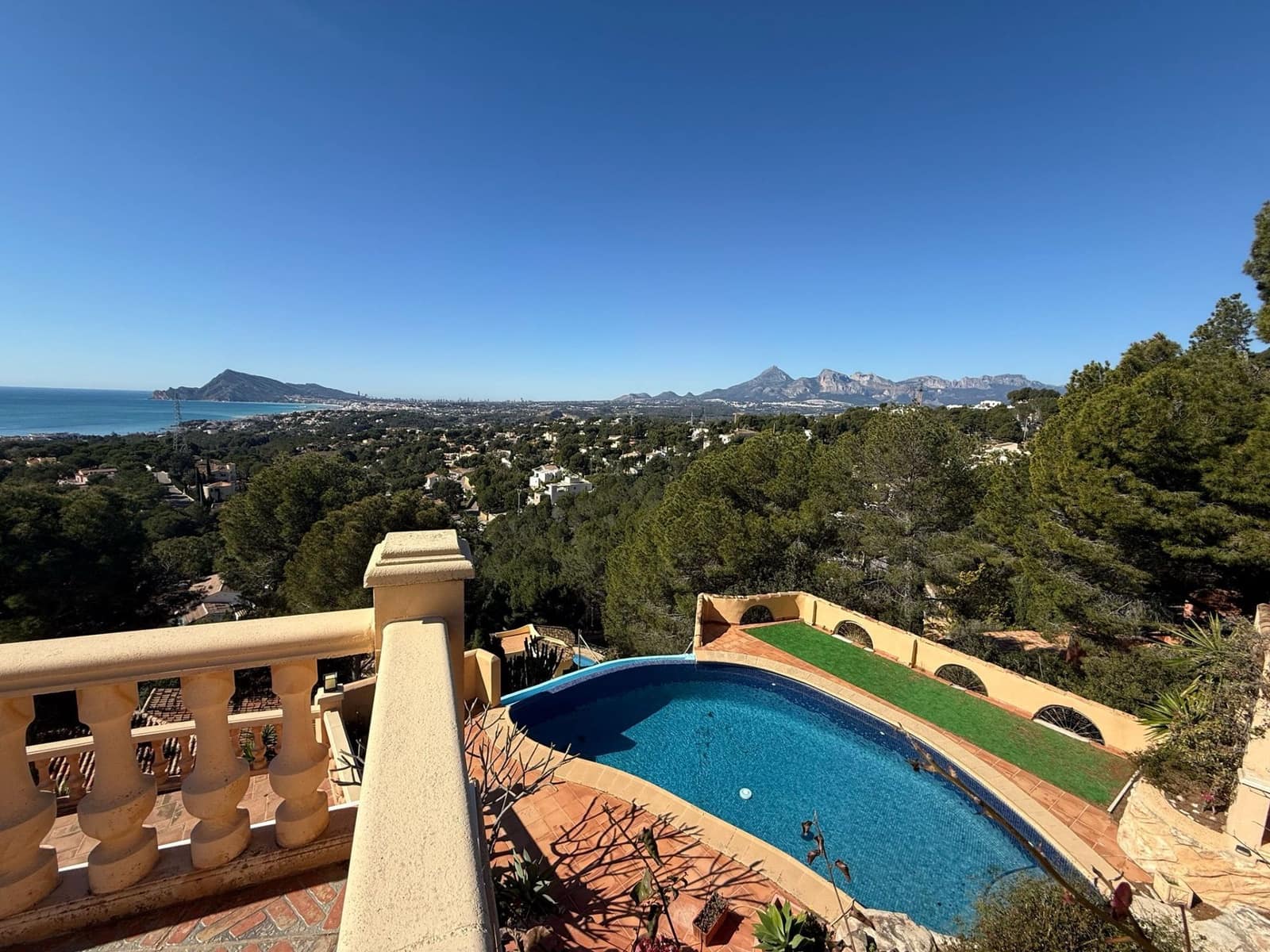 4 bedroom Villa for sale in Altea with pool garage - € 920,000 (Ref: 9686093)