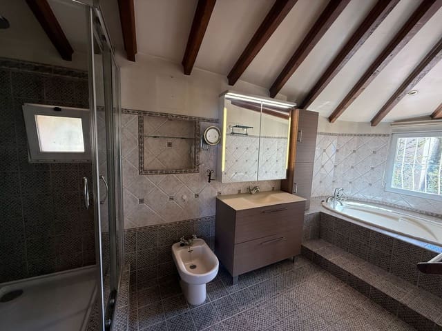 4 sypialnia Willa na sprzedaż w Altea z basenem garażem - 920 000 € (Ref: 9686093)