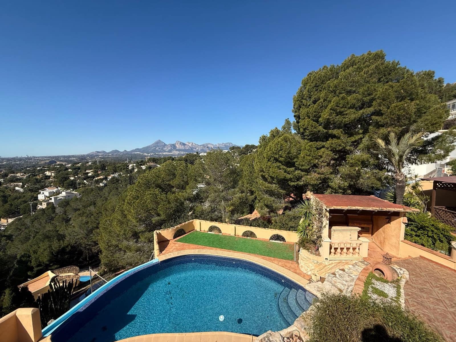4 bedroom Villa for sale in Altea with pool garage - € 920,000 (Ref: 9686093)