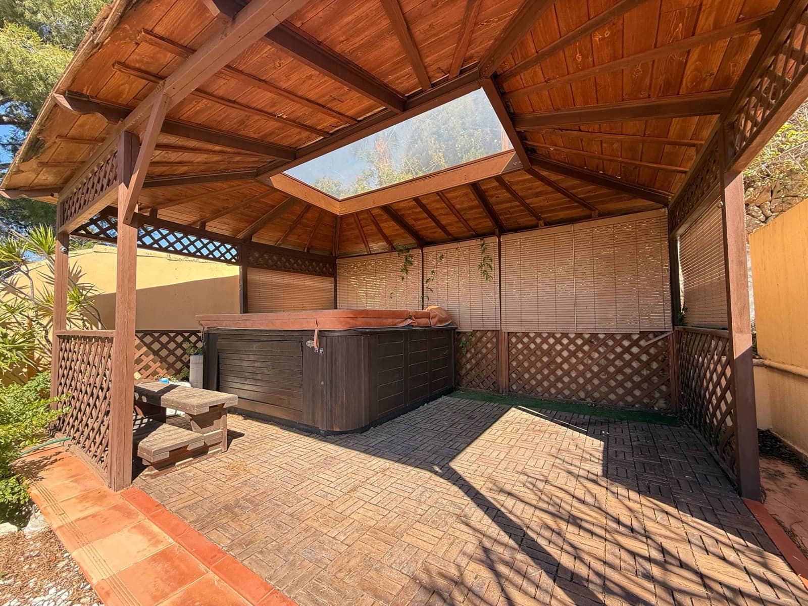 4 bedroom Villa for sale in Altea with pool garage - € 920,000 (Ref: 9686093)