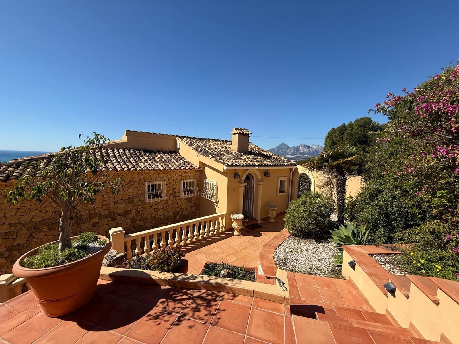 4 bedroom Villa for sale in Altea with pool garage - € 920,000 (Ref: 9686093)