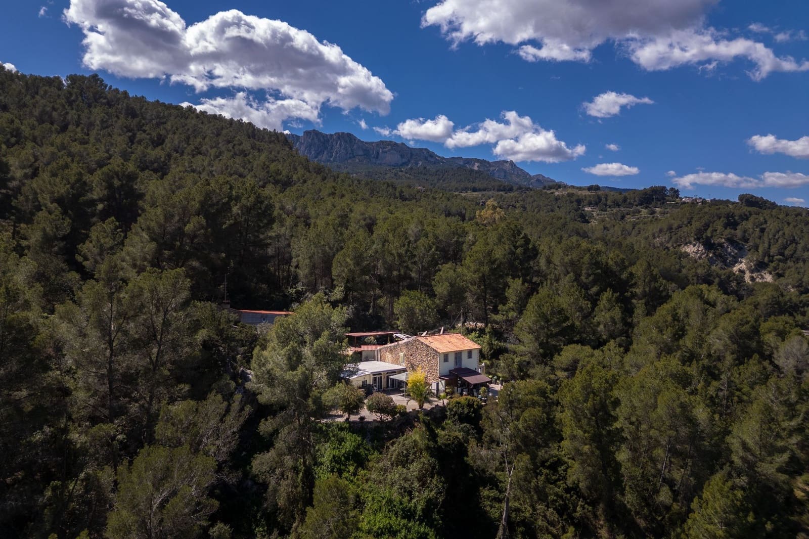 3 bedroom Finca/Country House for sale in Guadalest with garage - € 300,000 (Ref: 9744047)