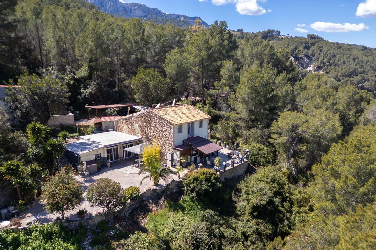 3 bedroom Finca/Country House for sale in Guadalest with garage - € 300,000 (Ref: 9744047)