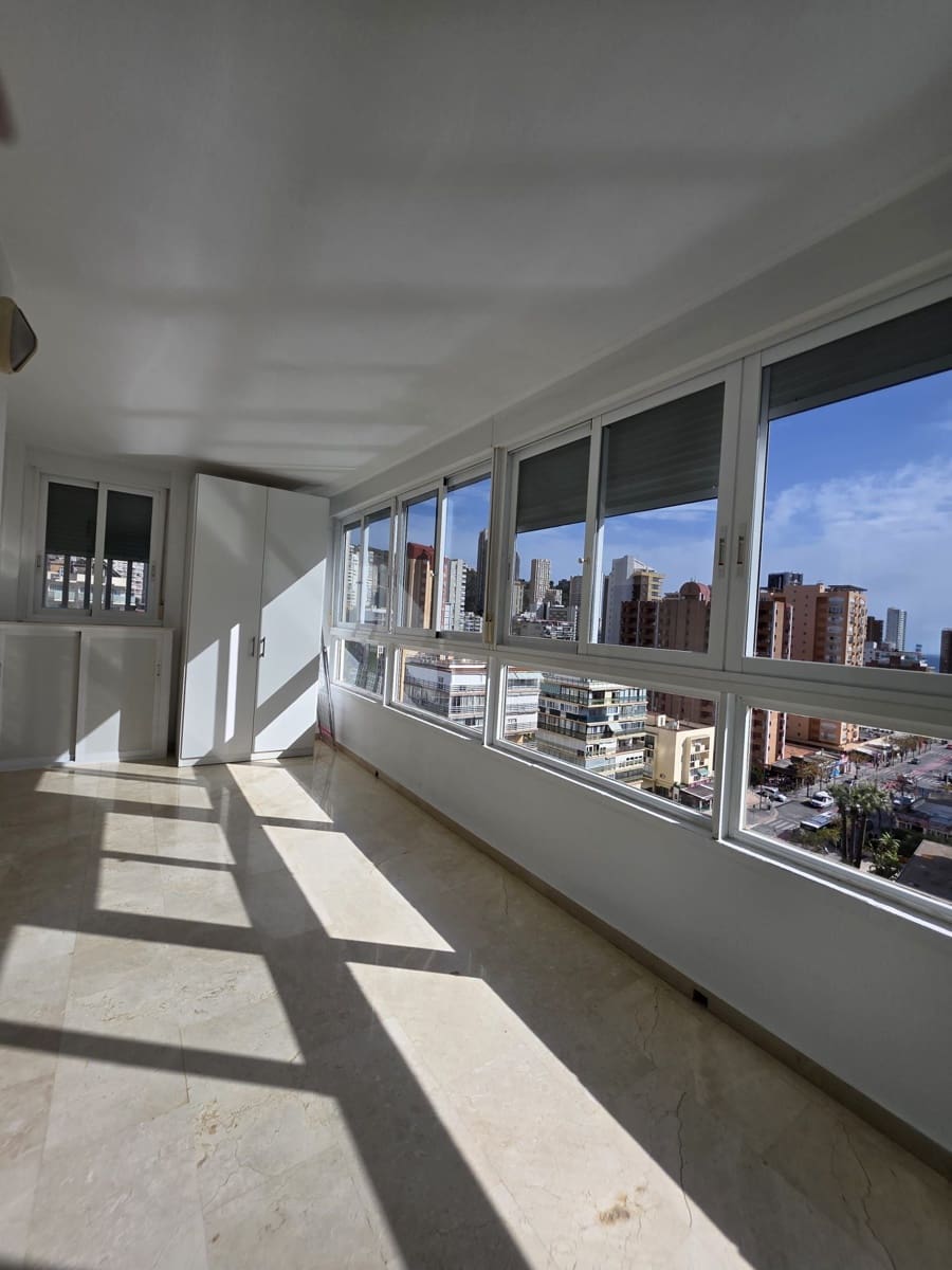 Apartamento de 2 habitaciones en Benidorm en venta con piscina garaje - 359.000 € (Ref: 9819936)