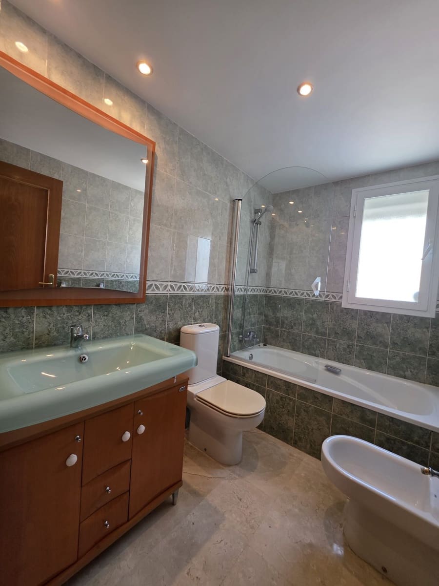 Apartamento de 2 habitaciones en Benidorm en venta con piscina garaje - 359.000 € (Ref: 9819936)
