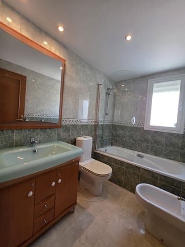 Apartamento de 2 habitaciones en Benidorm en venta con piscina garaje - 359.000 € (Ref: 9819936)