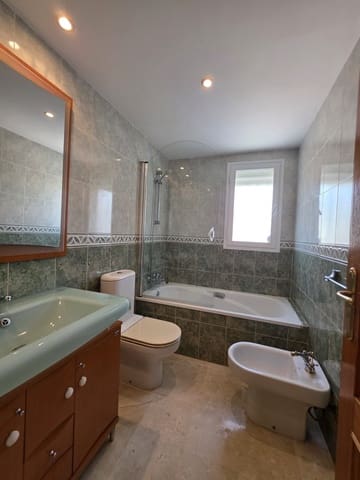 Apartamento de 2 habitaciones en Benidorm en venta con piscina garaje - 359.000 € (Ref: 9819936)