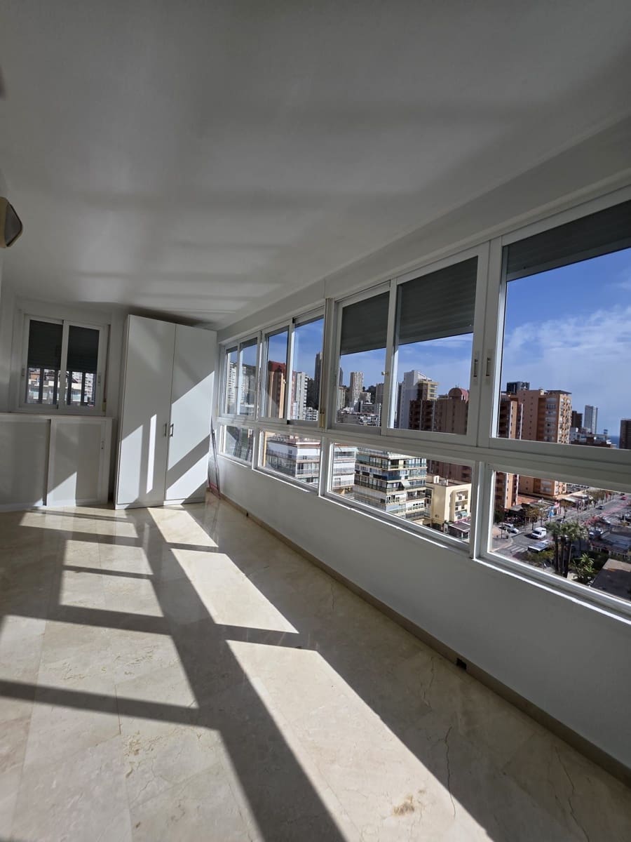 Apartamento de 2 habitaciones en Benidorm en venta con piscina garaje - 359.000 € (Ref: 9819936)