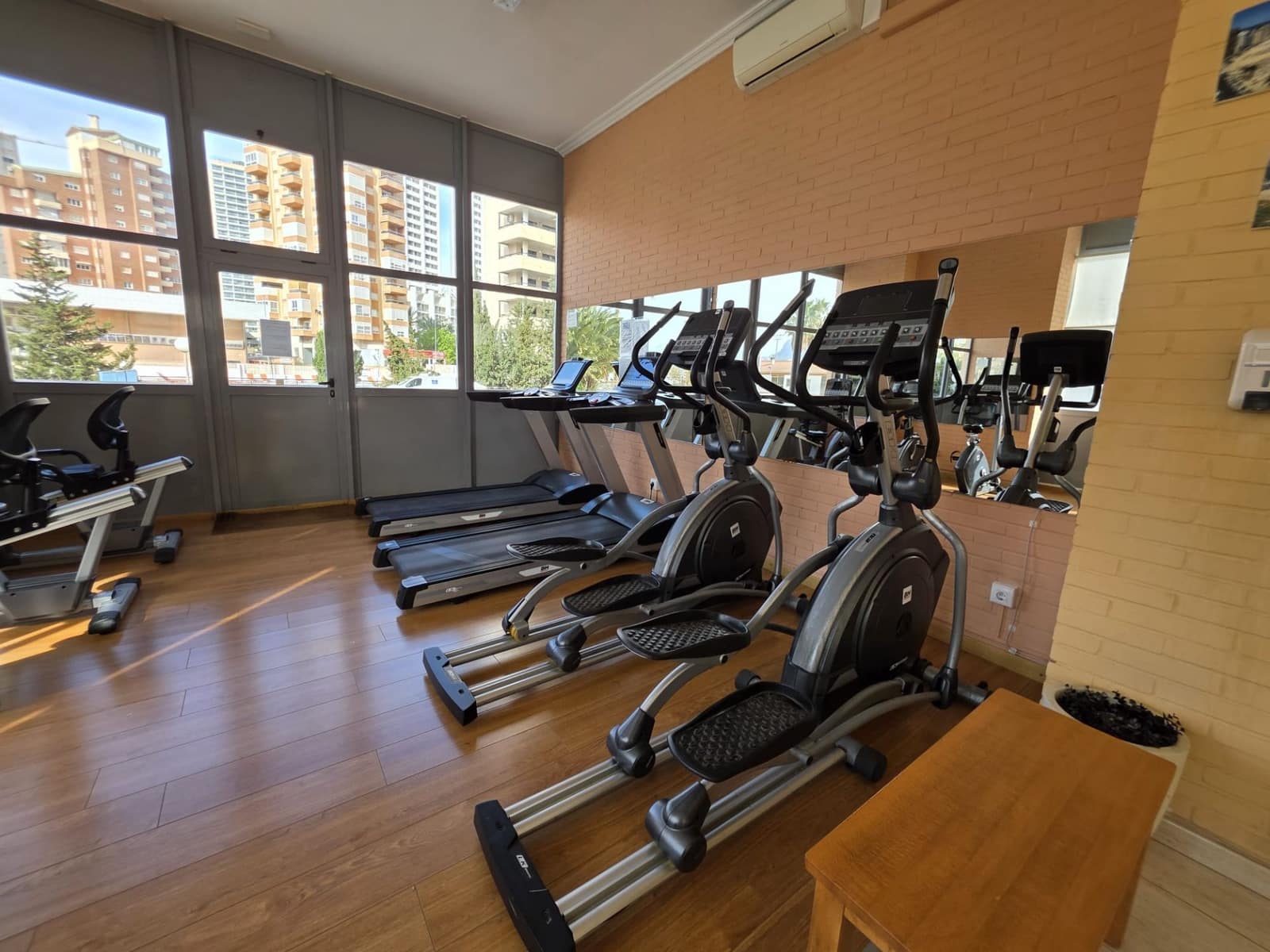 Apartamento de 2 habitaciones en Benidorm en venta con piscina garaje - 359.000 € (Ref: 9819936)