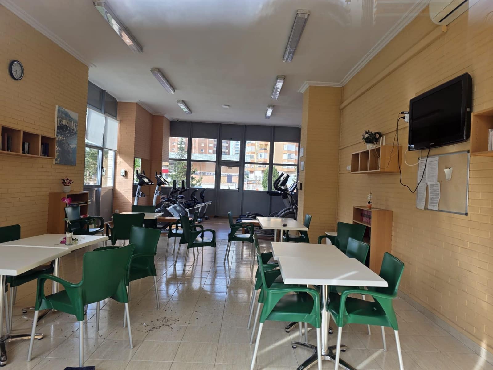 Apartamento de 2 habitaciones en Benidorm en venta con piscina garaje - 359.000 € (Ref: 9819936)