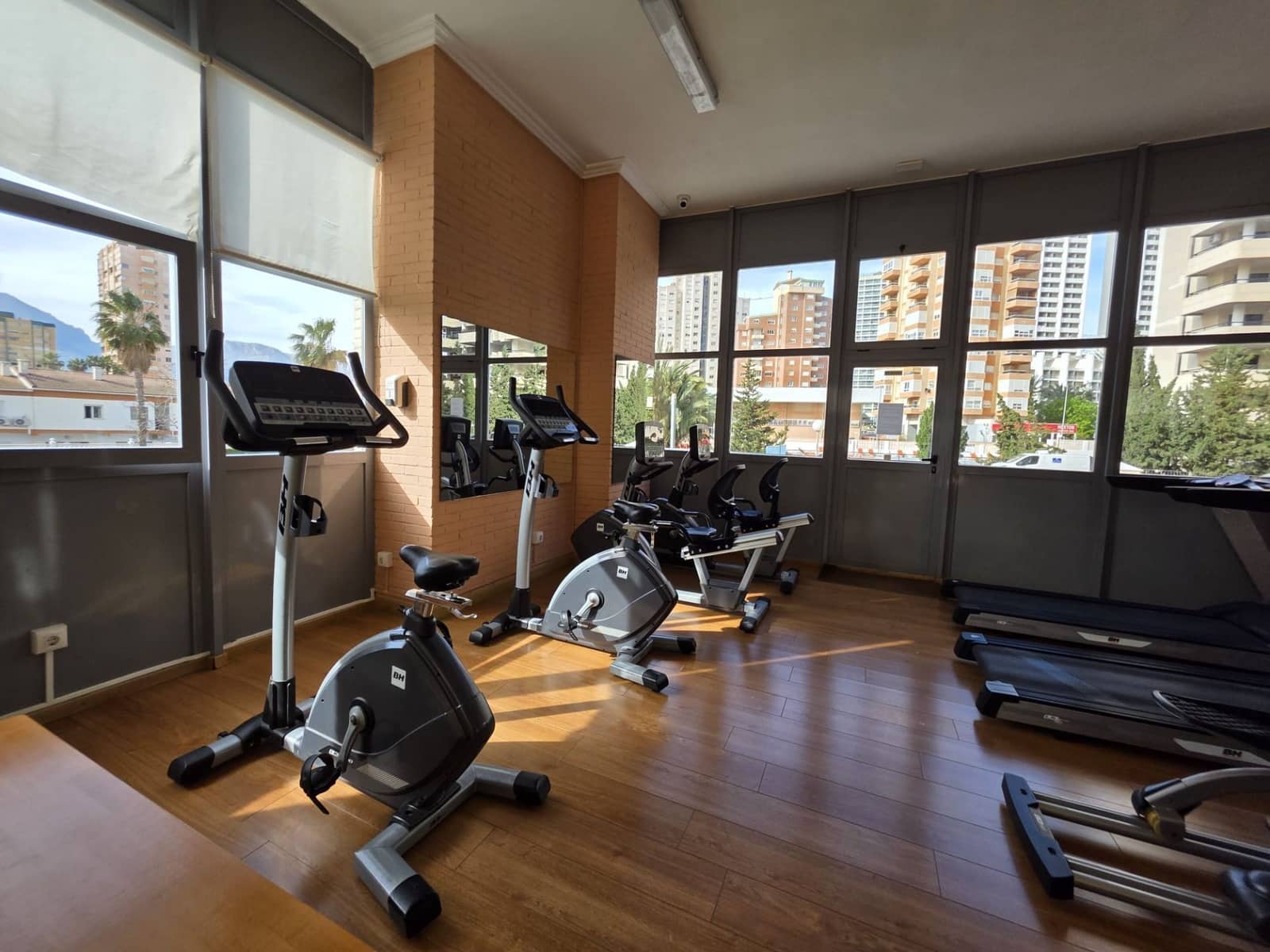 Apartamento de 2 habitaciones en Benidorm en venta con piscina garaje - 359.000 € (Ref: 9819936)