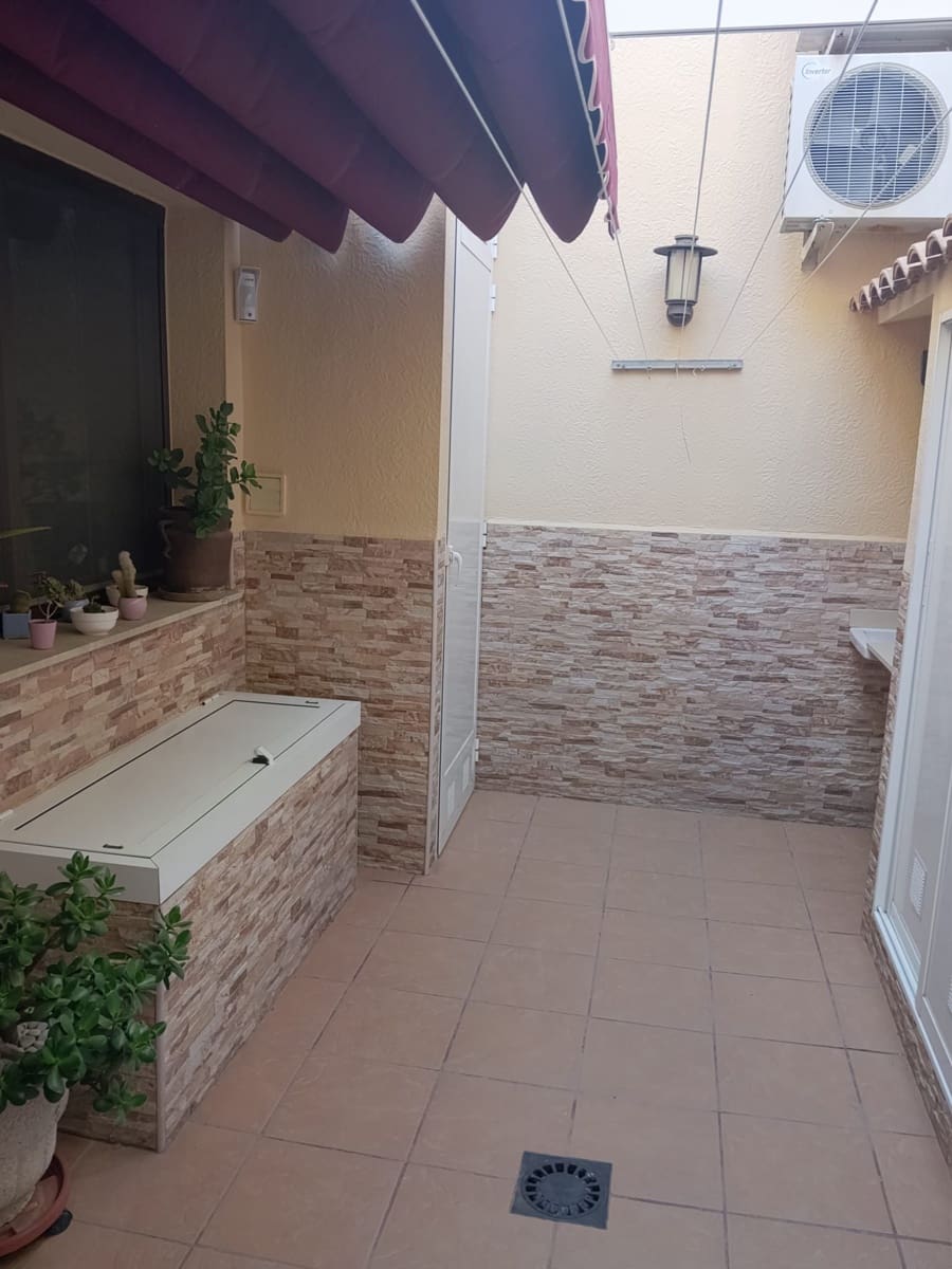 3 sovrum Semi-fristående Villa till salu i Torrevieja med garage - 320 000 € (Ref: 9861559)