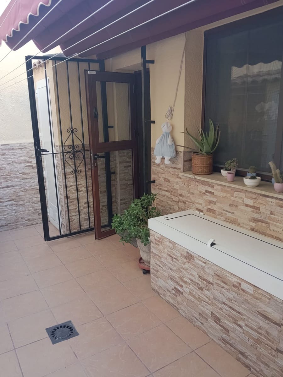 3 sovrum Semi-fristående Villa till salu i Torrevieja med garage - 320 000 € (Ref: 9861559)